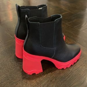 NEVER WORN Sorel Black & Red Chelsea Boots